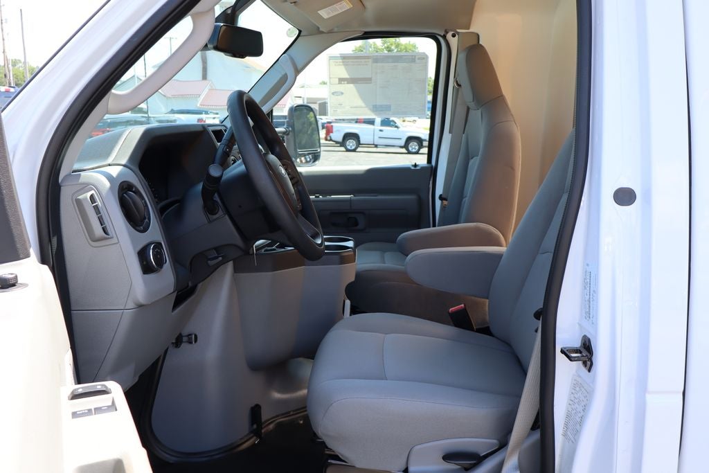 2027 Ford E-450SD Cutaway DRW w/16.5' Unicell Aerocell Body