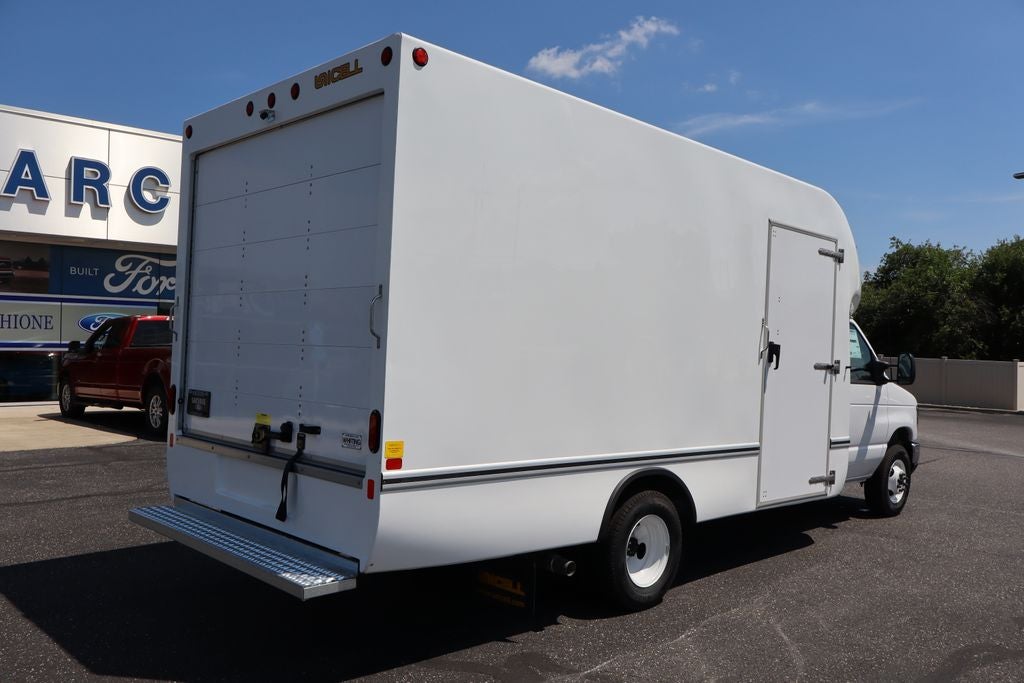 2027 Ford E-450SD Cutaway DRW w/16.5' Unicell Aerocell Body