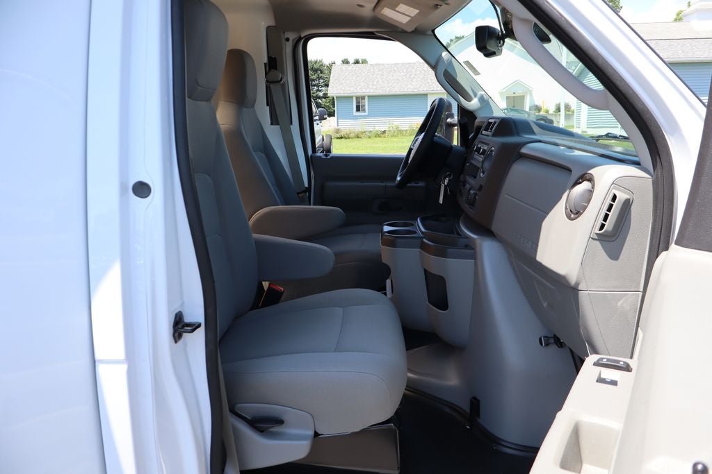 2027 Ford E-450SD Cutaway DRW w/16.5' Unicell Aerocell Body