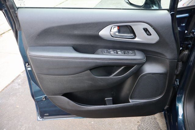 2025 Chrysler Pacifica Limited S