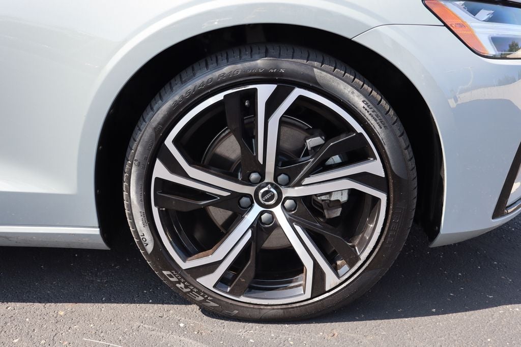 2024 Volvo S60 B5 Core Dark Theme