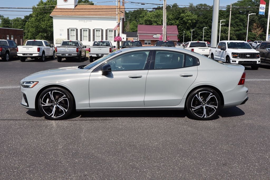 2024 Volvo S60 B5 Core Dark Theme
