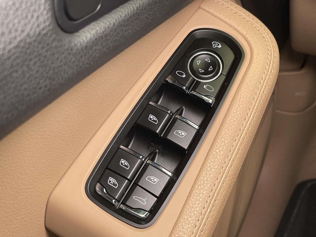 2023 Porsche Macan Base