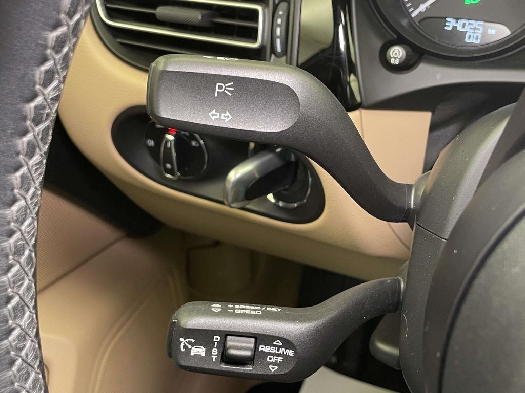 2023 Porsche Macan Base