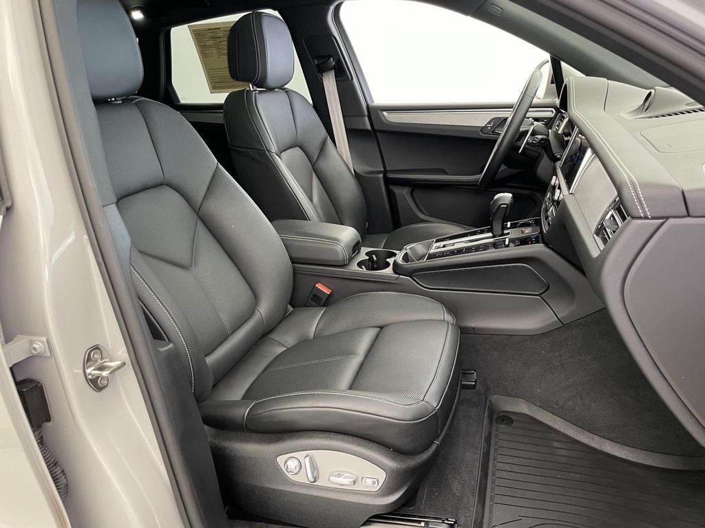 2023 Porsche Macan Base