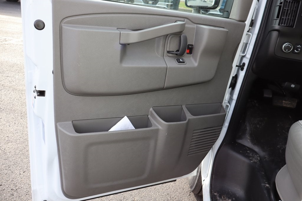 2025 Chevrolet Express 3500 Work Van Cutaway W/ 12' Aerocell Box