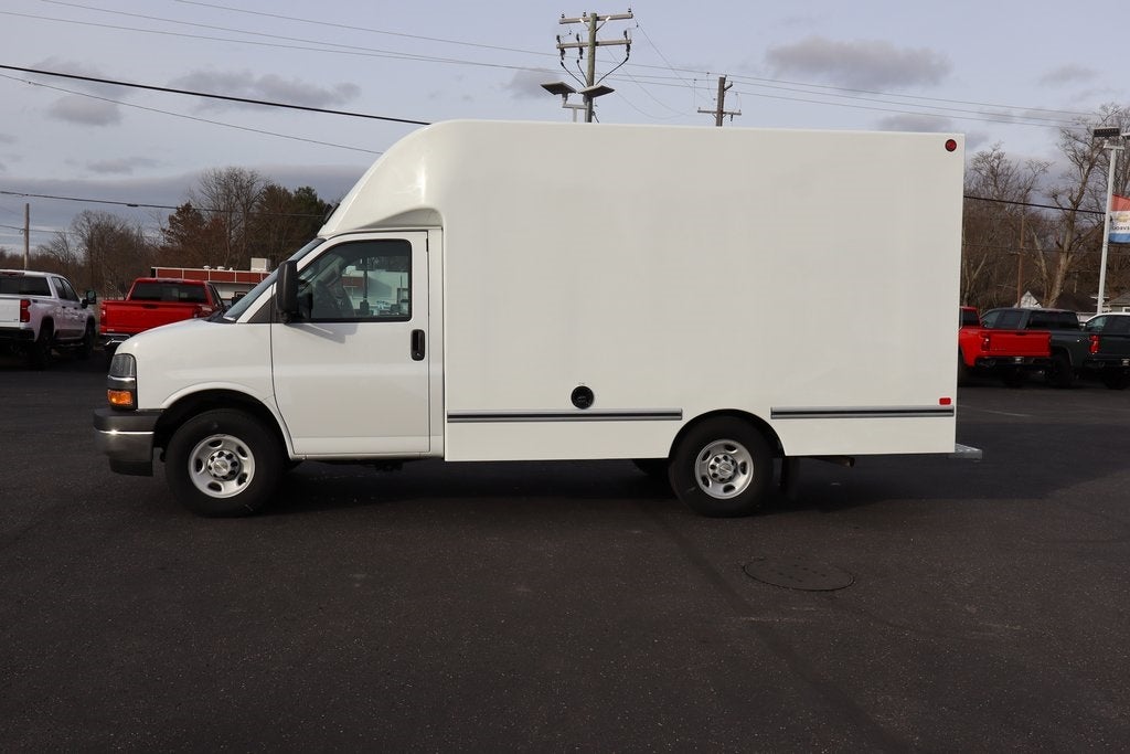 2025 Chevrolet Express 3500 Work Van Cutaway W/ 12' Aerocell Box