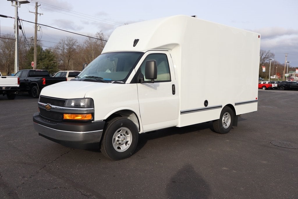 2025 Chevrolet Express 3500 Work Van Cutaway W/ 12' Aerocell Box