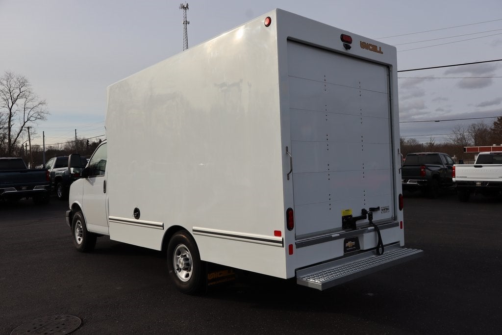2025 Chevrolet Express 3500 Work Van Cutaway W/ 12' Aerocell Box