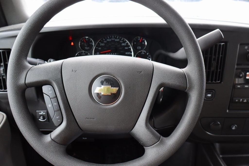 2025 Chevrolet Express 3500 Work Van Cutaway w/ 14' Unicell Box Van