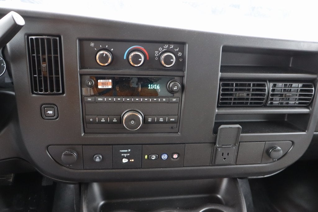 2025 Chevrolet Express 3500 Work Van Cutaway w/ 14' Unicell Box Van