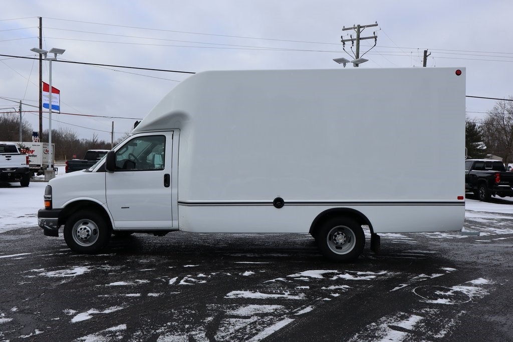 2025 Chevrolet Express 3500 Work Van Cutaway w/ 14' Unicell Box Van