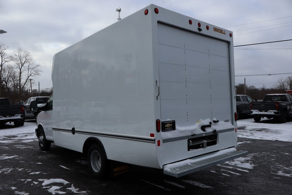 2025 Chevrolet Express 3500 Work Van Cutaway w/ 14' Unicell Box Van