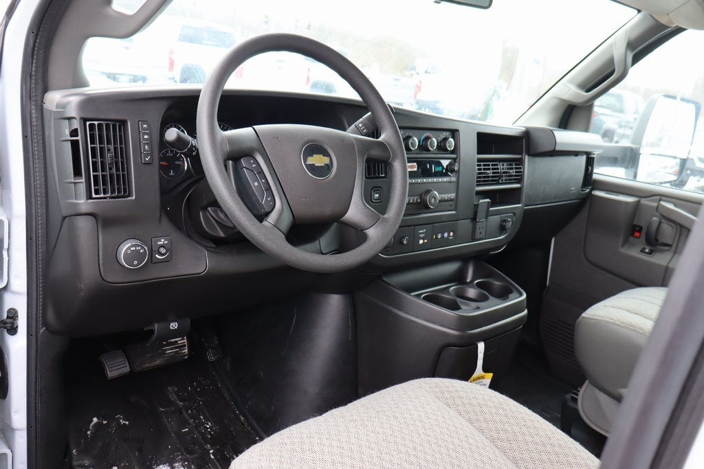 2025 Chevrolet Express 3500 Work Van Cutaway w/ 14' Unicell Box Van