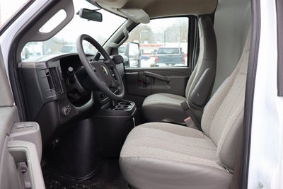 2025 Chevrolet Express 3500 Work Van Cutaway w/ 14' Unicell Box Van