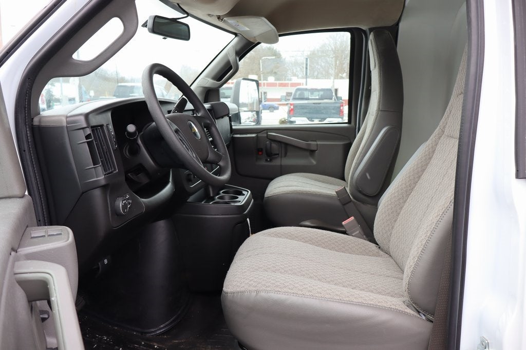 2025 Chevrolet Express 3500 Work Van Cutaway w/ 14' Unicell Box Van