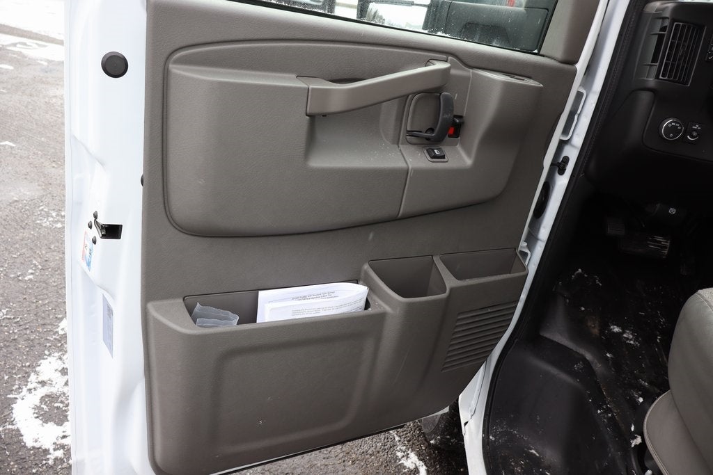 2025 Chevrolet Express 3500 Work Van Cutaway w/ 14' Unicell Box Van