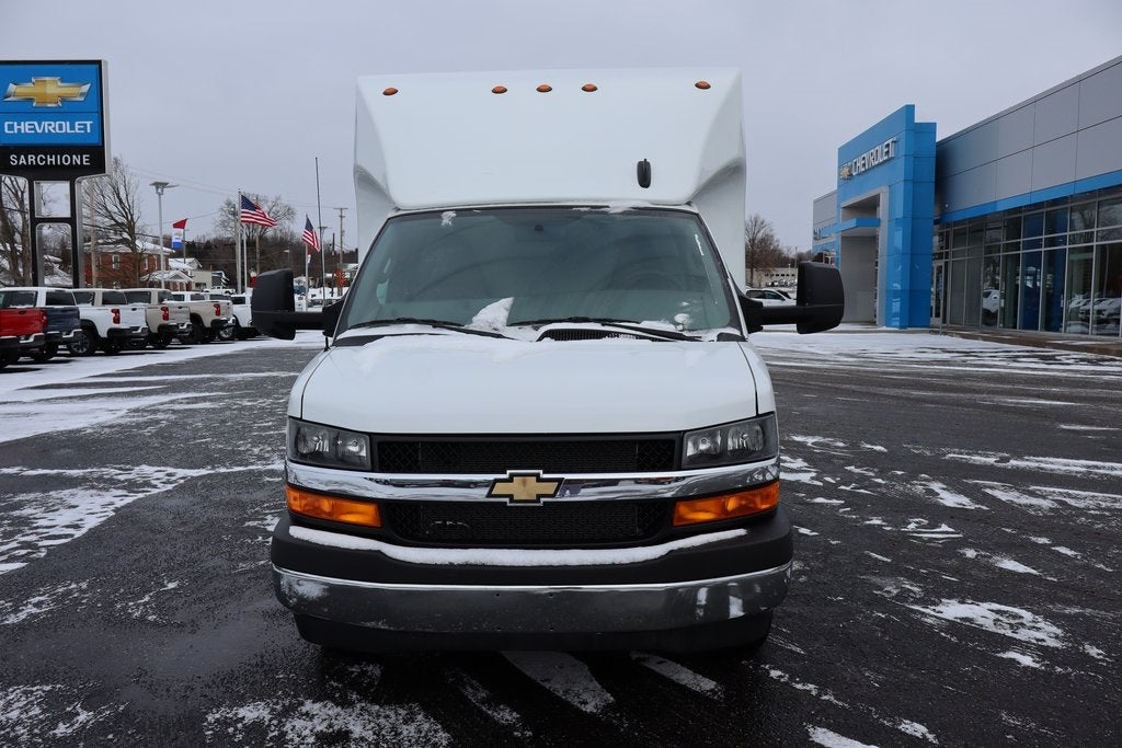 2025 Chevrolet Express 3500 Work Van Cutaway w/ 14' Unicell Box Van