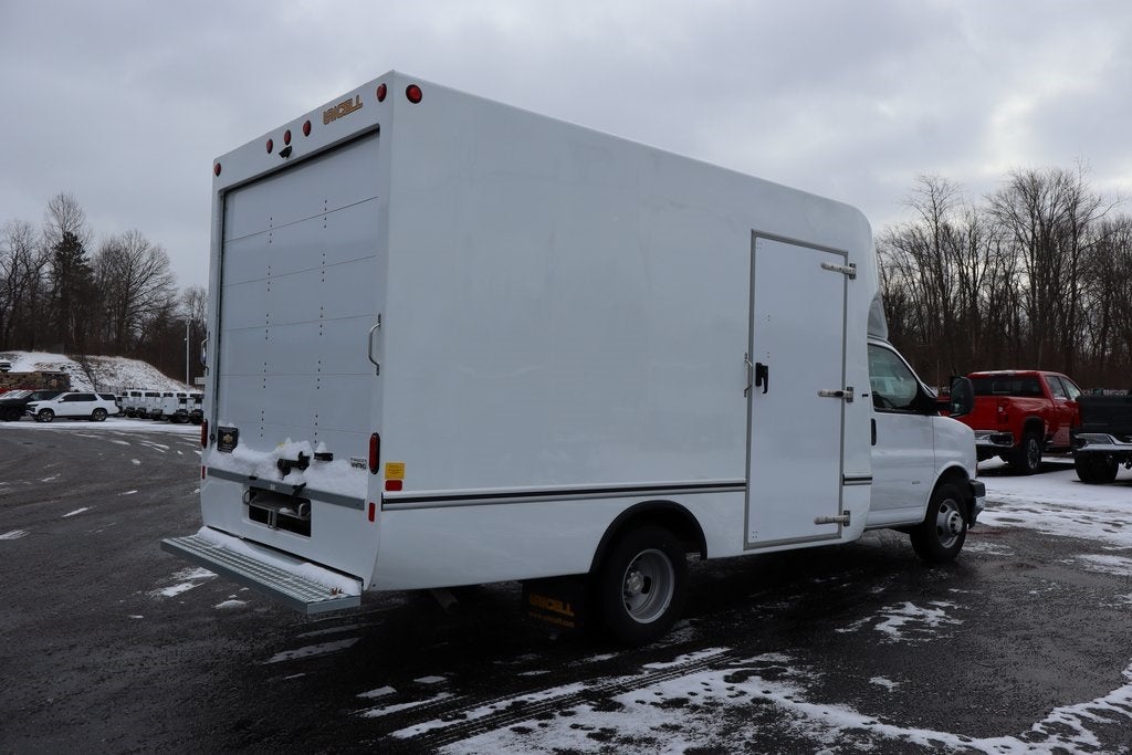 2025 Chevrolet Express 3500 Work Van Cutaway w/ 14' Unicell Box Van