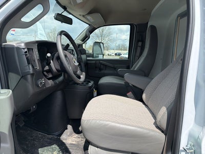 2025 Chevrolet Express 3500 Work Van Cutaway w/ 14' Unicell Box Van