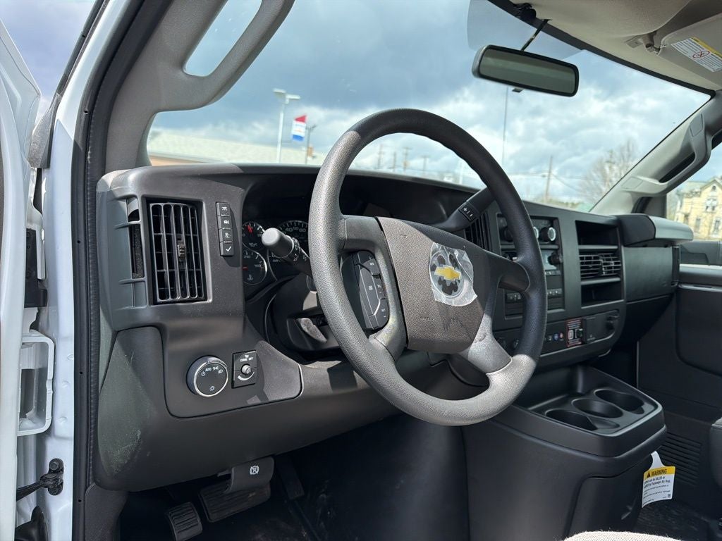 2025 Chevrolet Express 3500 Work Van Cutaway w/ 14' Unicell Box Van