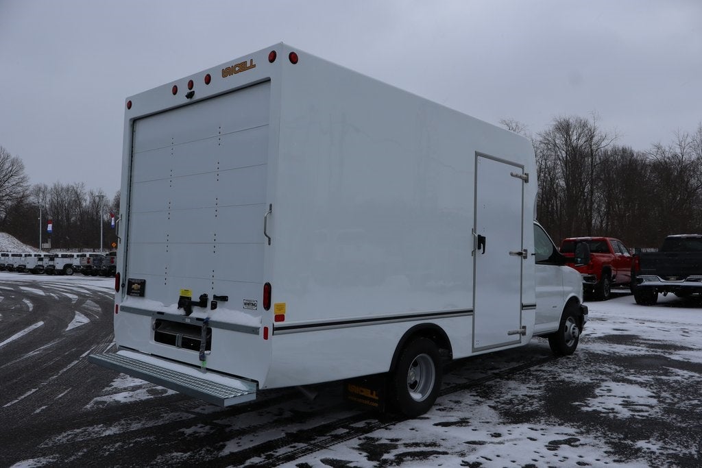 2025 Chevrolet Express 3500 Work Van Cutaway w/ 14' Unicell Box Van