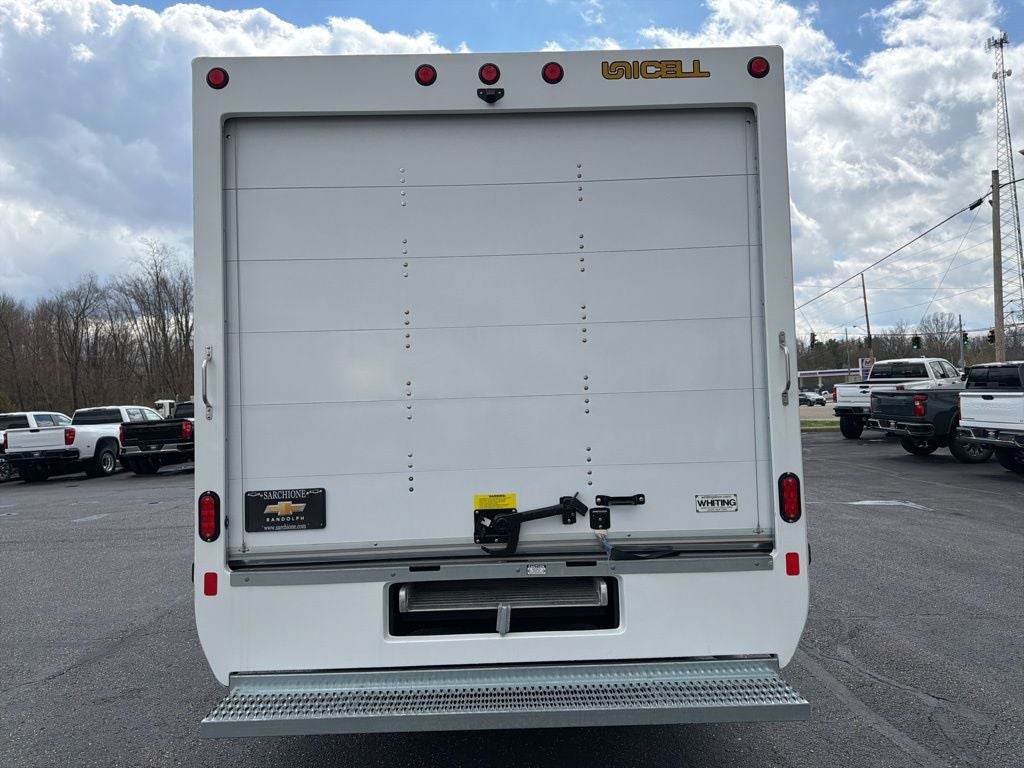 2025 Chevrolet Express 3500 Work Van Cutaway w/ 14' Unicell Box Van