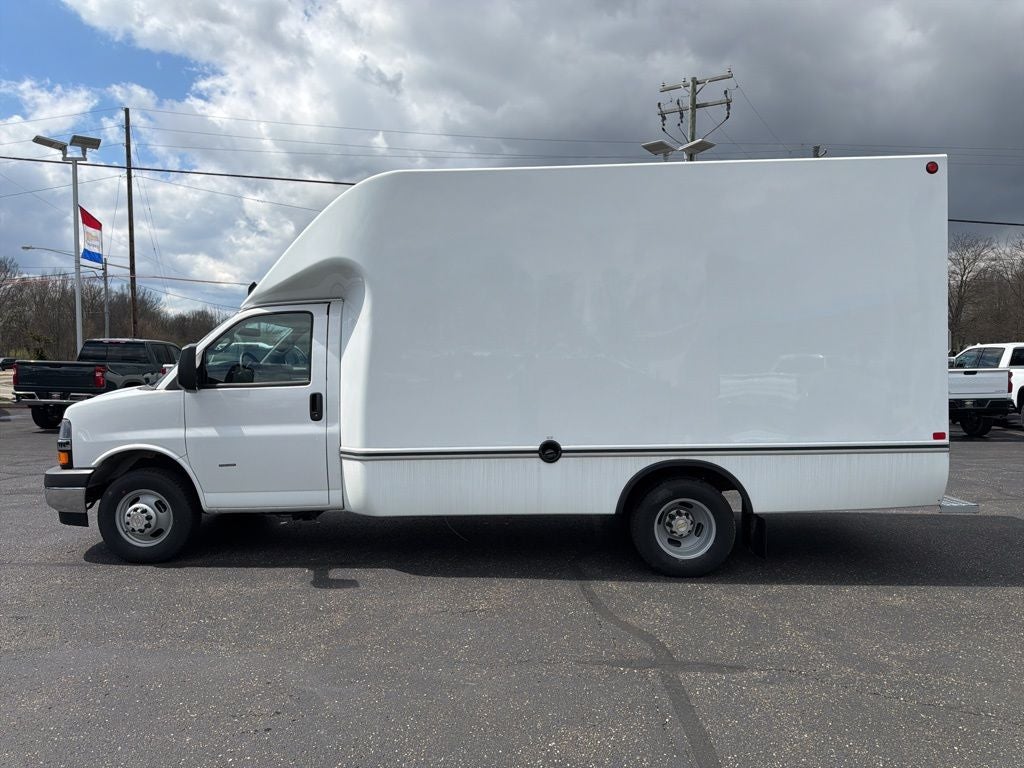 2025 Chevrolet Express 3500 Work Van Cutaway w/ 14' Unicell Box Van