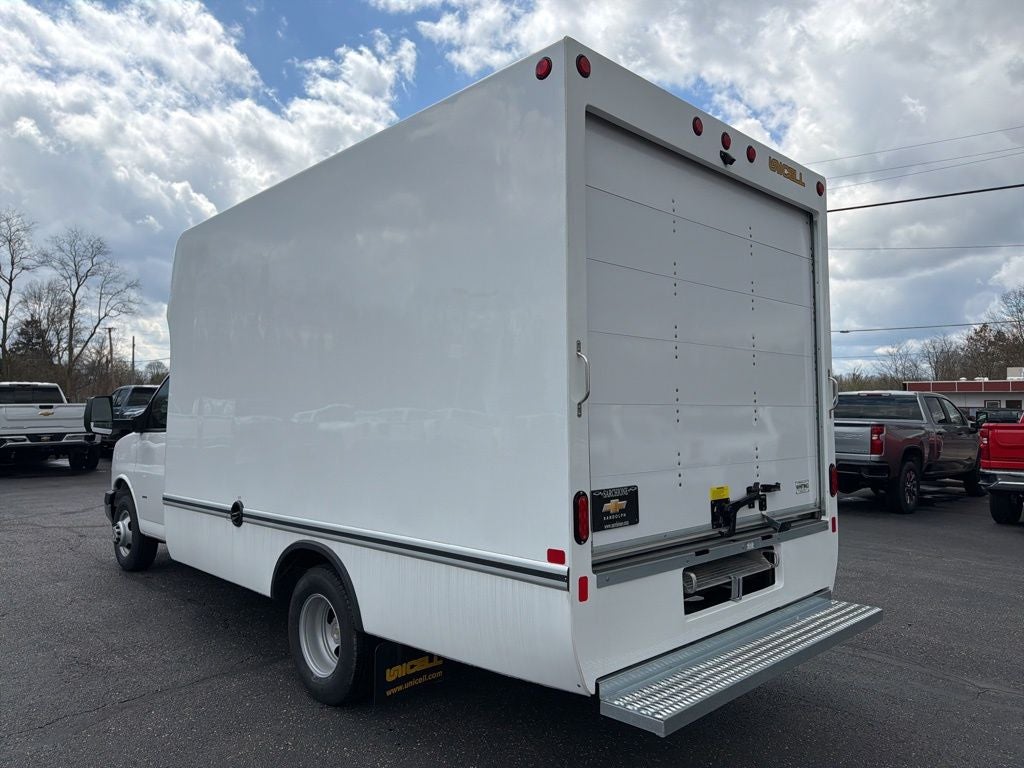2025 Chevrolet Express 3500 Work Van Cutaway w/ 14' Unicell Box Van