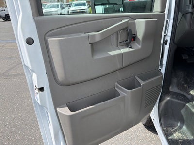 2025 Chevrolet Express 3500 Work Van Cutaway w/ 14' Unicell Box Van