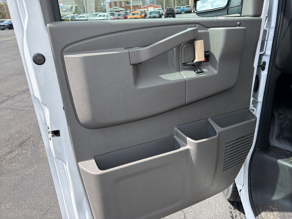 2026 Chevrolet Express 3500 Work Van 11' Reading Enclosed Service Body w/Latch-Matic