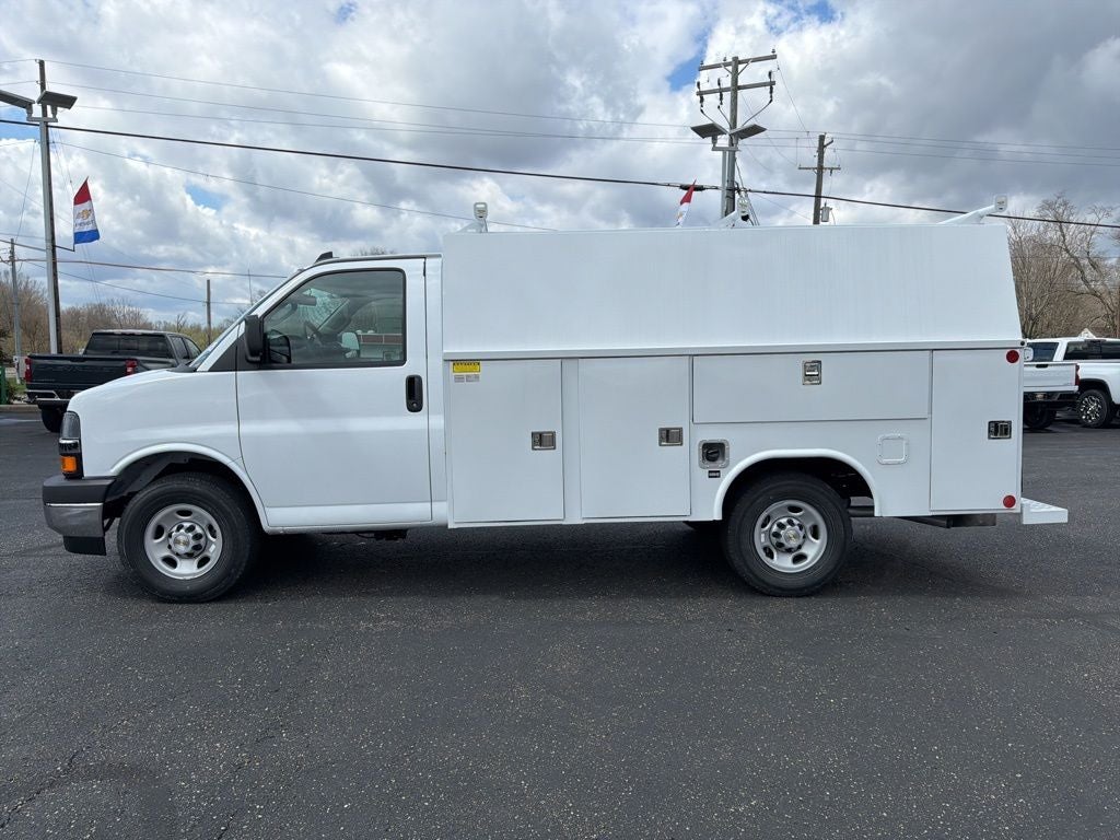 2026 Chevrolet Express 3500 Work Van 11' Reading Enclosed Service Body w/Latch-Matic