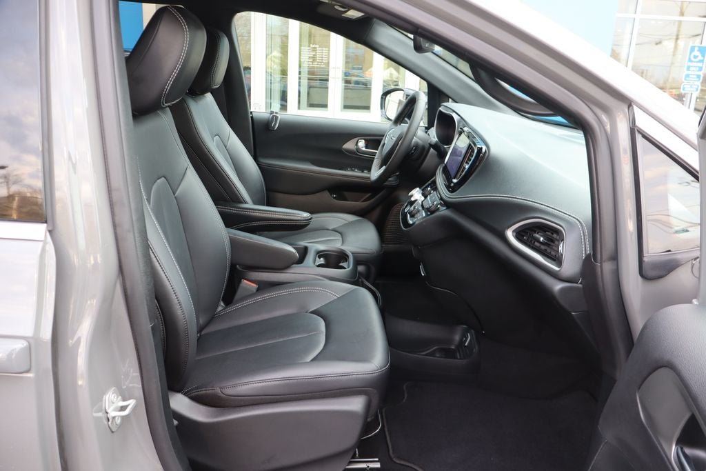 2025 Chrysler Pacifica Hybrid Select