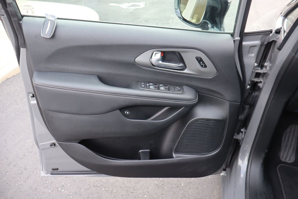 2025 Chrysler Pacifica Hybrid Select