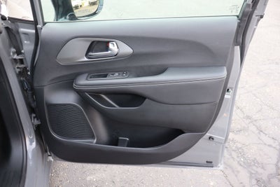 2025 Chrysler Pacifica Hybrid Select