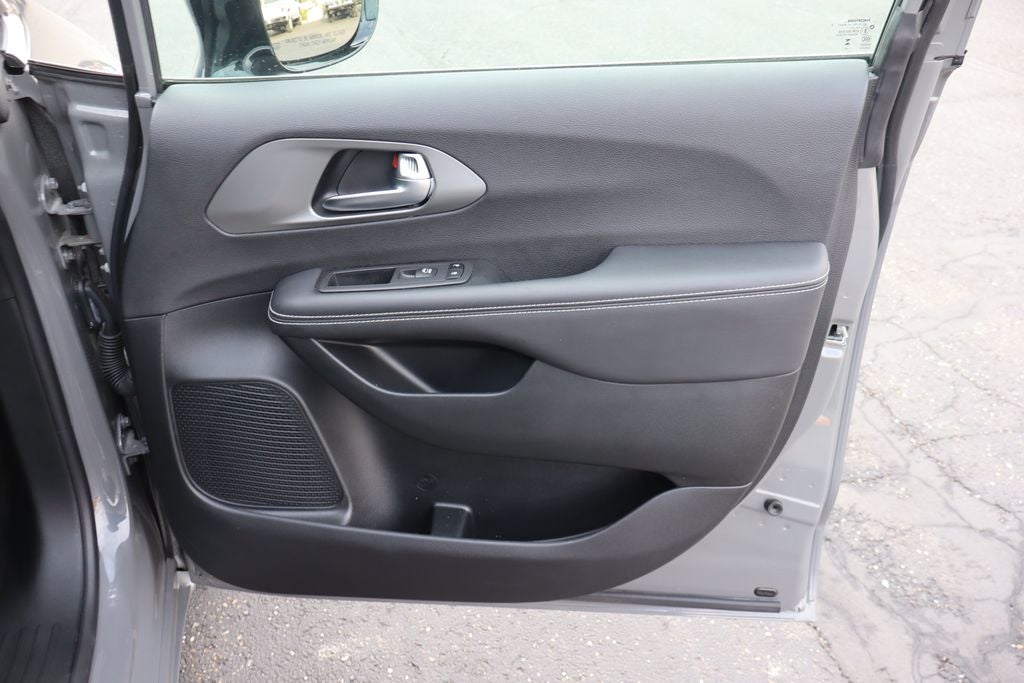 2025 Chrysler Pacifica Hybrid Select