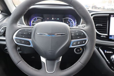 2025 Chrysler Pacifica Hybrid Select