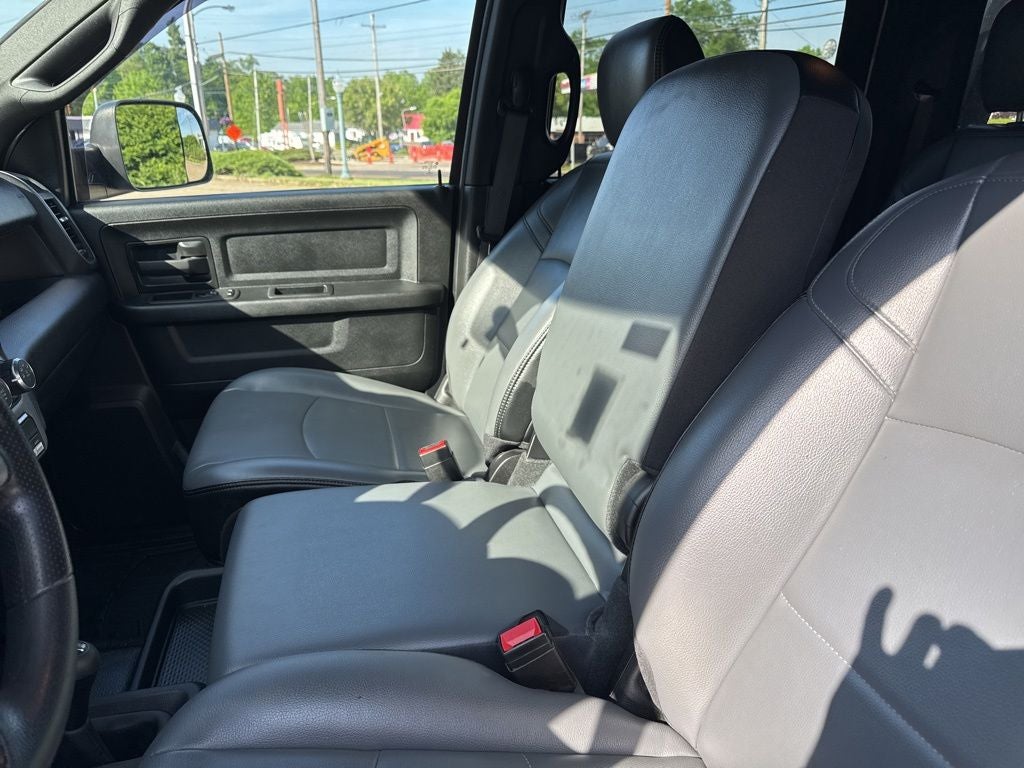 2022 RAM 5500HD Tradesman w/ Steel Flatbed & 5th Wheel Hitch